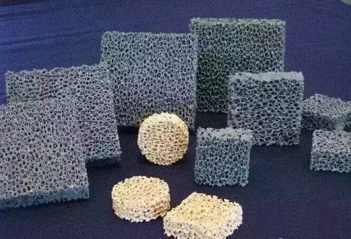 Filtro de espuma cerâmica porosa de carburo de silício para solução de filtração de metais fundidos
