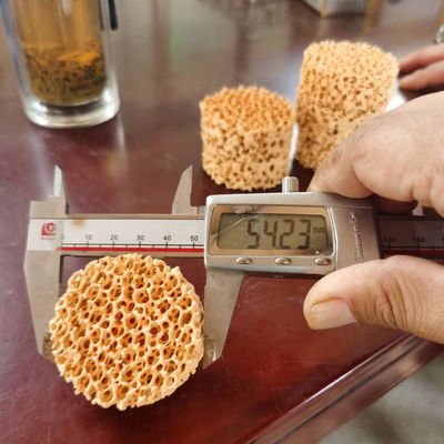 Filtro de espuma cerâmica porosa de carburo de silício para solução de filtração de metais fundidos